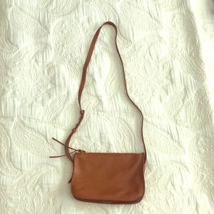 The Simple Crossbody in English Saddle